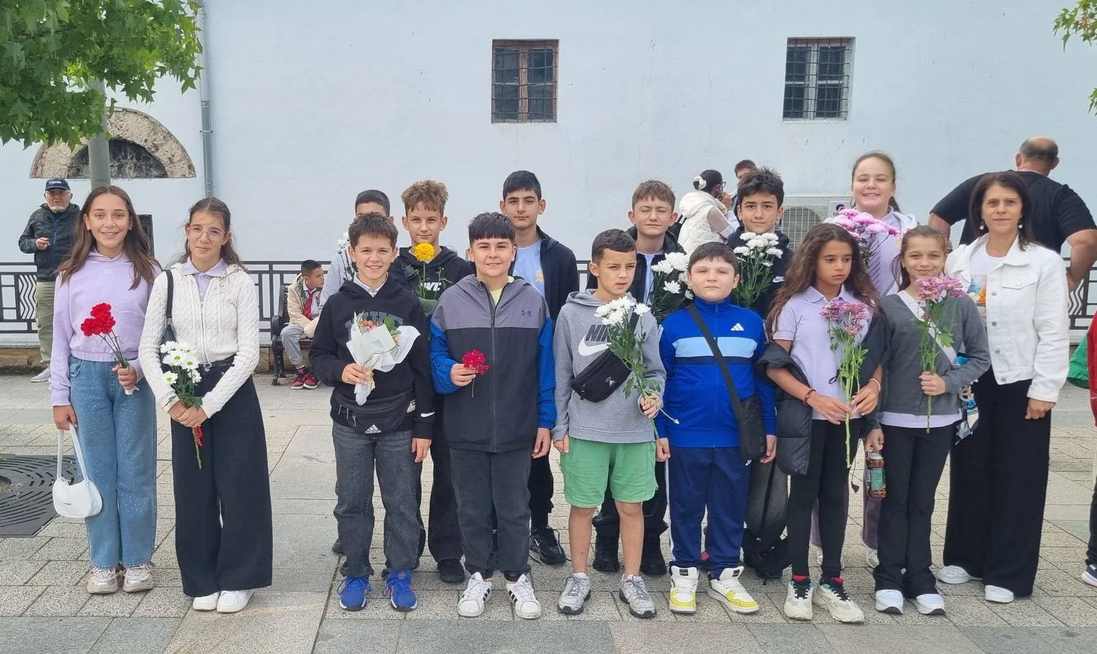 2 пред паметник деца